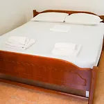 Vila Aliaj Deluxe Groundfloor Apartment With Beautiful Garden