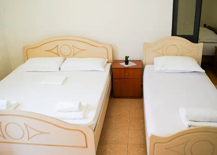 Vila Aliaj Deluxe Groundfloor Apartment With Beautiful Garden