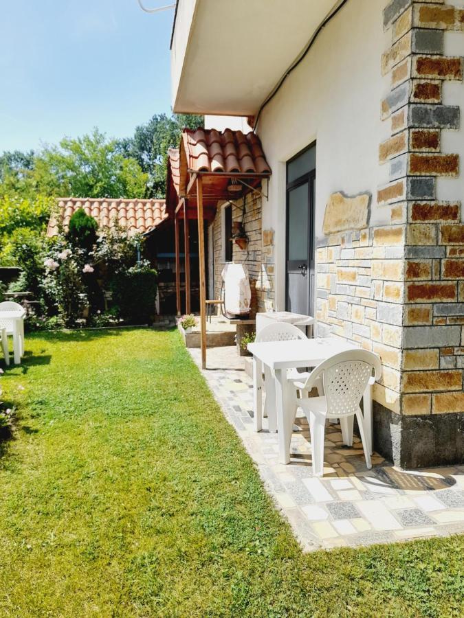 Vila Aliaj Deluxe Groundfloor With Beautiful Garden Apartment