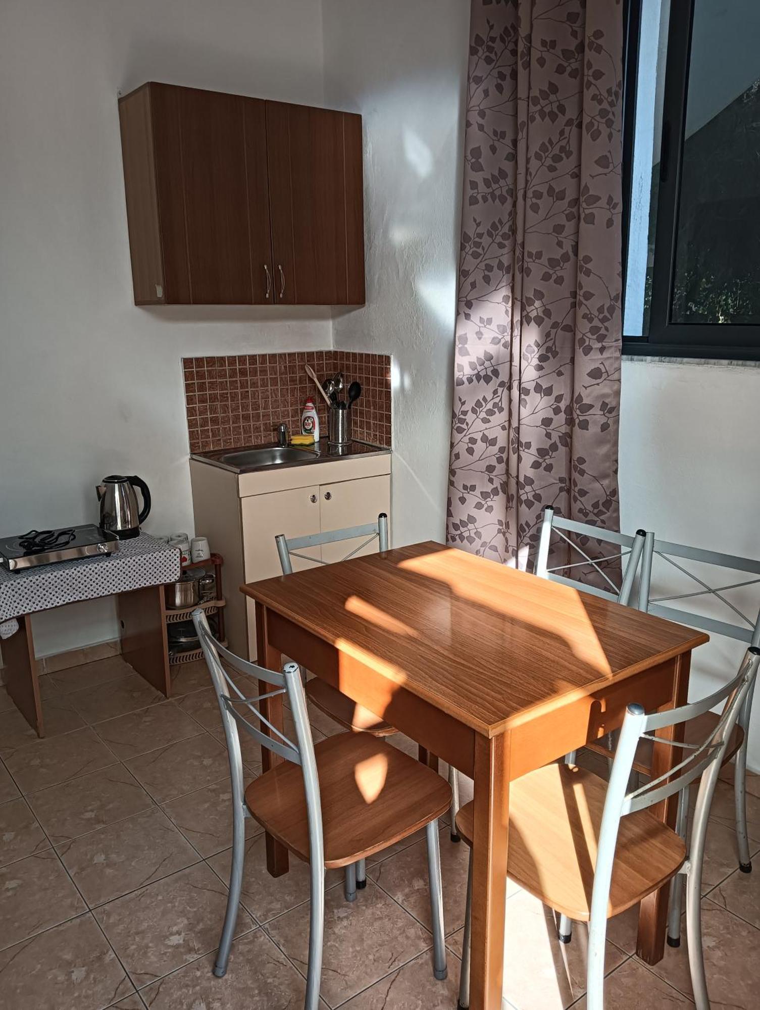 Apartment Vila Aliaj Deluxe Groundfloor With Beautiful Garden Durrës