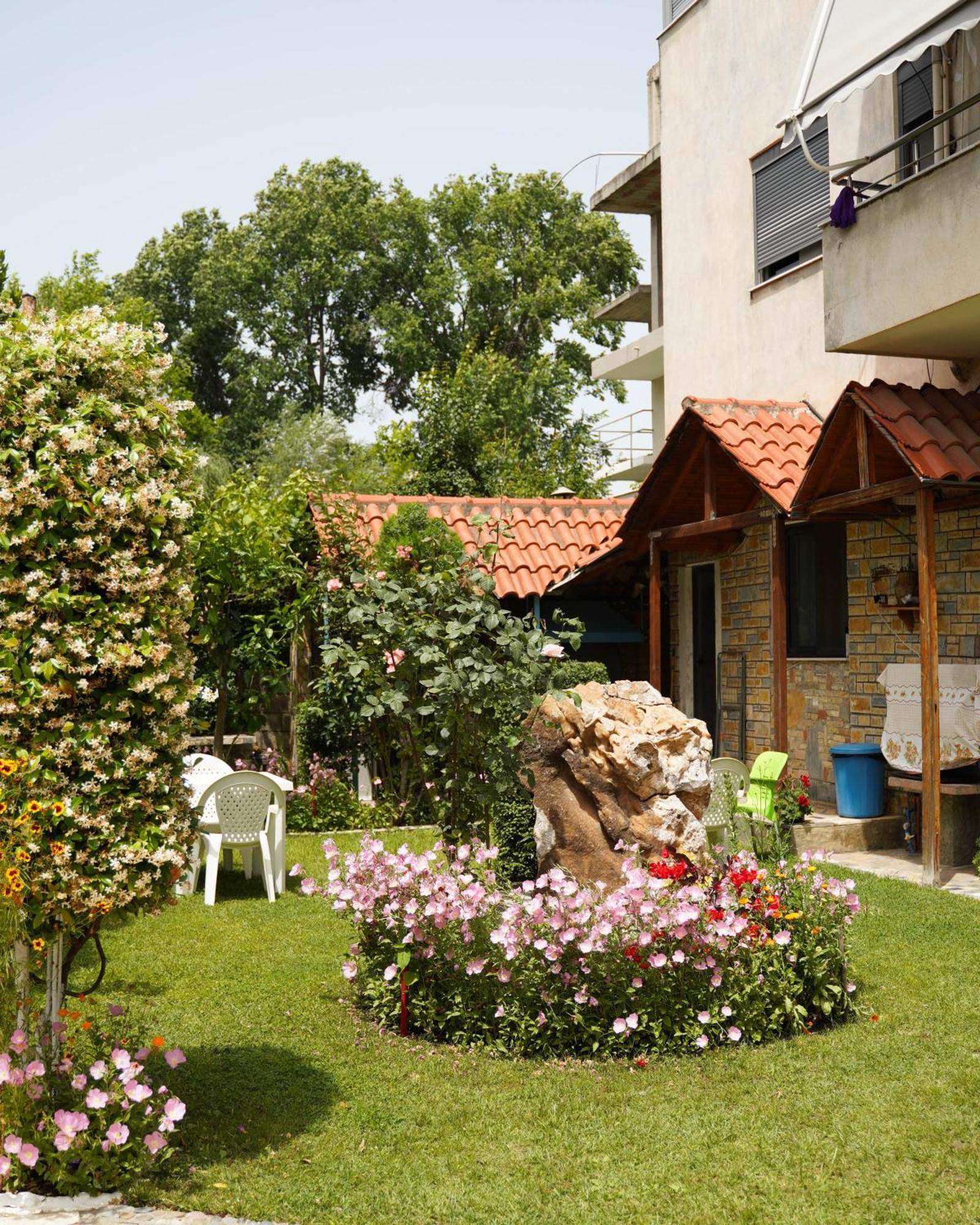 Apartment Vila Aliaj Deluxe Groundfloor With Beautiful Garden *