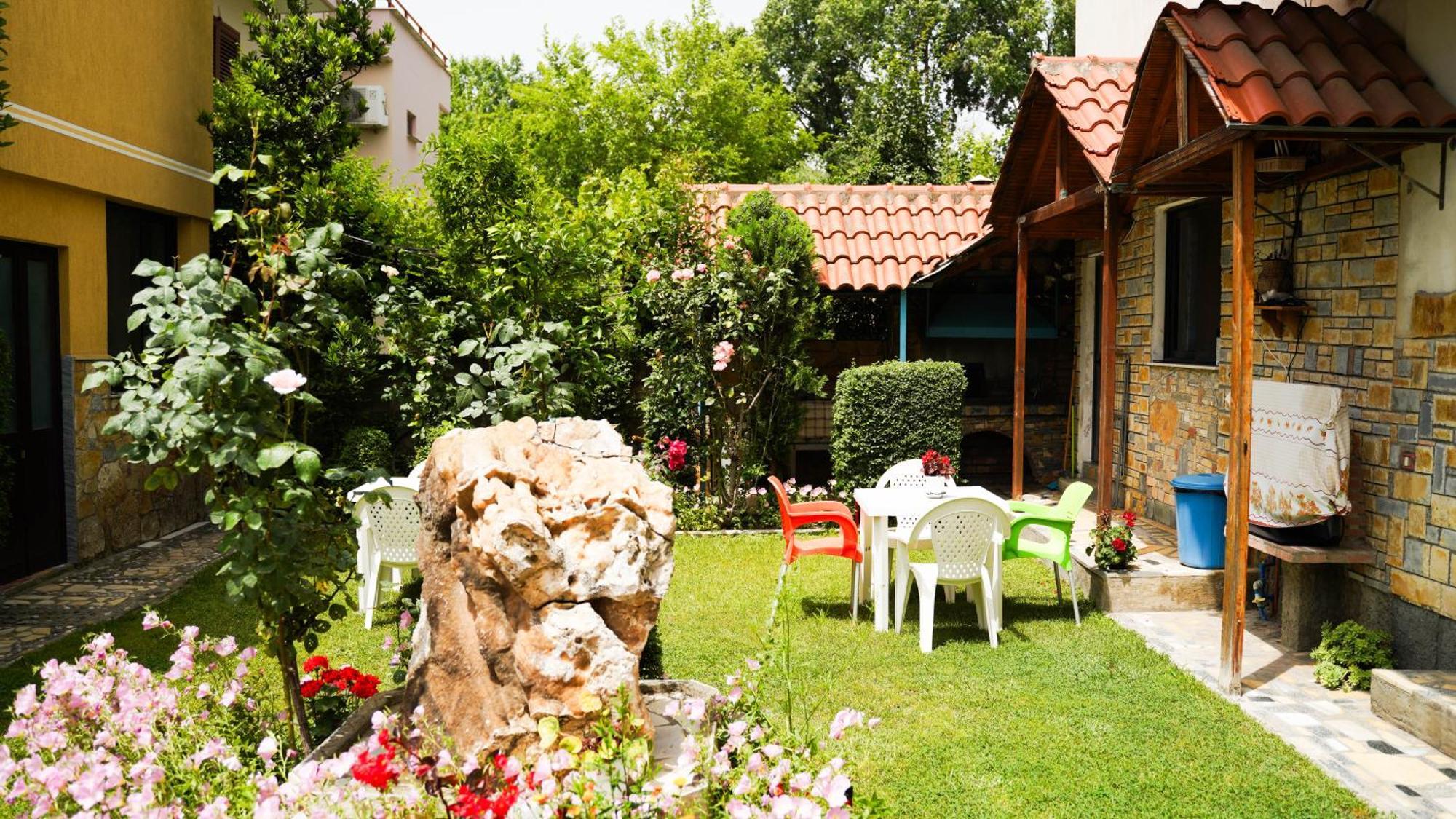Vila Aliaj Deluxe Groundfloor With Beautiful Garden Apartment